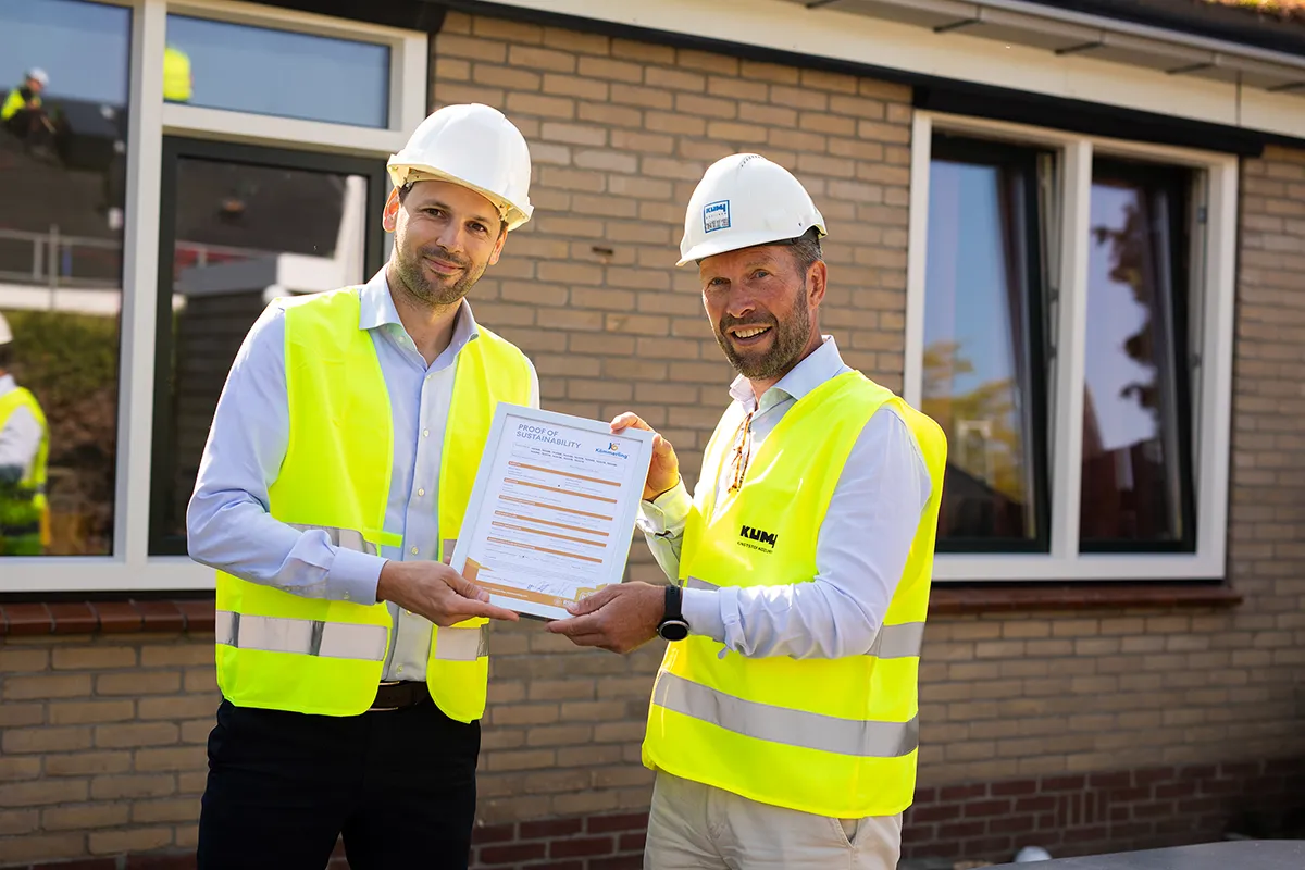 In samenwerking met profielleverancier Kömmerling Nederland heeft dochterbedrijf Kumij voor het eerst deze innovatieve profielen van fossielvrij PVC verwerkt tot kozijnen, ramen en deuren voor een verduurzamingsproject van BAM Wonen in Steenwijk.